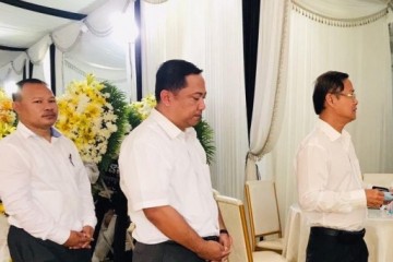 ឯកឧត្តម យូ ប៊ុនឡេង ប្រធានសាលាឧទ្ធរណ៍ភ្ណំពេញ និងថ្នាក់ដឹកនាំ ព្រមទាំងមន្ត្រីរាជការនៃសាលាឧទ្ធរណ៍ និងមហាអយ្យការអមសាលាឧទ្ធរណ៍ភ្នំពេញ បានអញ្ជើញចូលរួមគោរពវិញ្ញាណខណ្ខសព មហាឧបាសក គឹម សាងាន់ ដែលត្រូវជាឪពុកបង្កើតរបស់ឯកឧត្តម គឹម សន្តិភាព រដ្ឋលេខាធិការក្រសួងយុត្