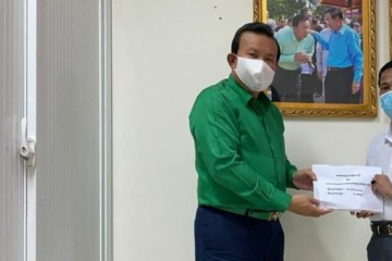 ឯកឧត្តម ជូ ប៊ុនរីន អគ្គលេខាធិការ នៃអគ្គលេខាធិការដ្ឋានសាលាឧទ្ធរណ៍ភ្នំពេញ និងសហការី បាននាំយកថវិកាឧបត្ថម្ភទិញវ៉ាក់សាំងប្រឆាំងមេរោគកូវីដ-១៩ ជូន ឯកឧត្តម សេង ទៀង នៅទីស្តីការគណៈរដ្ឋមន្រ្តី